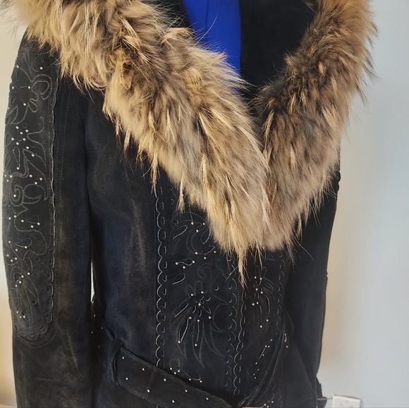 Gorgeous suede jacket with real fox fure. New wore just ones. Great condition. - Picture 2 of 8